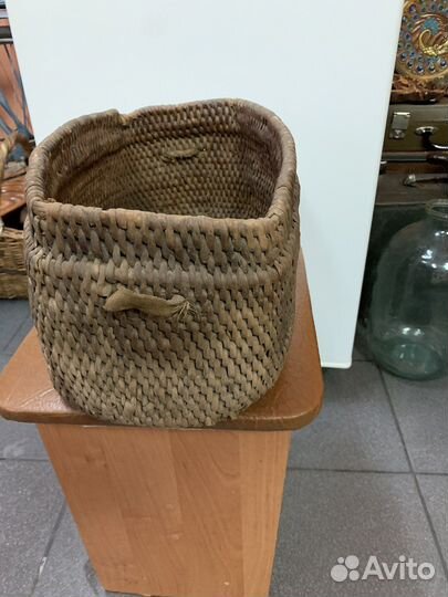 Старинная плетенная корзина