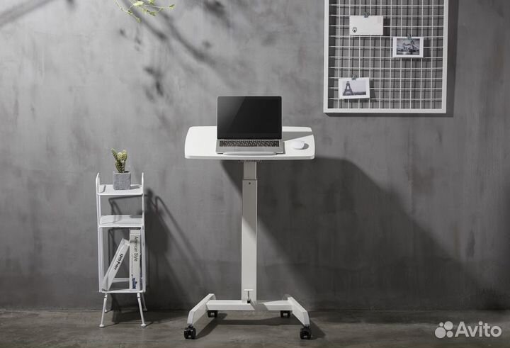 Стол с регулировкой высоты на колесиках