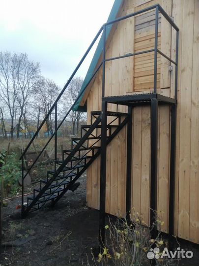 Металлическая лестница, кованая лестница