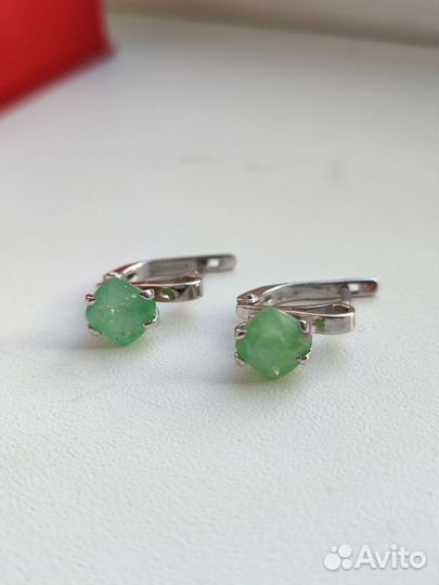 Золотые серьги с изумрудами