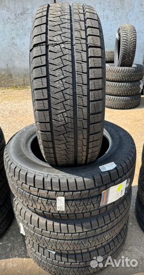 Pirelli Formula Ice FR 215/60 R16 99T