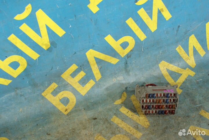 Серый блок предохранителей Volvo S60