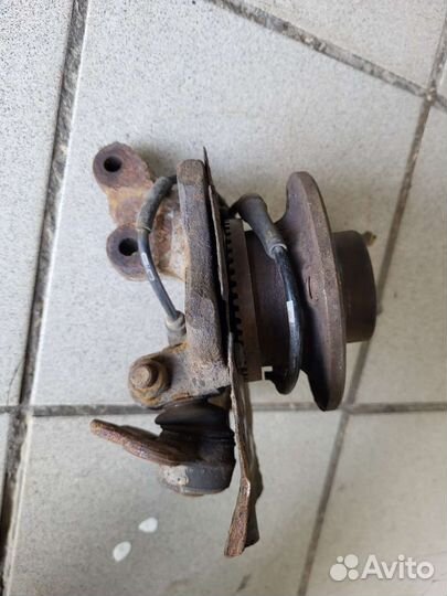 Поворотный кулак левый Опель омега Б