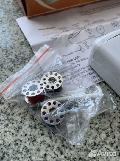 Швейная машинка ручная новая полный комплект