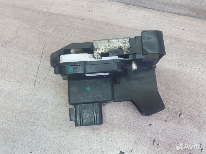 Замок двери передний правый Ford Fiesta Mk5 (2002—