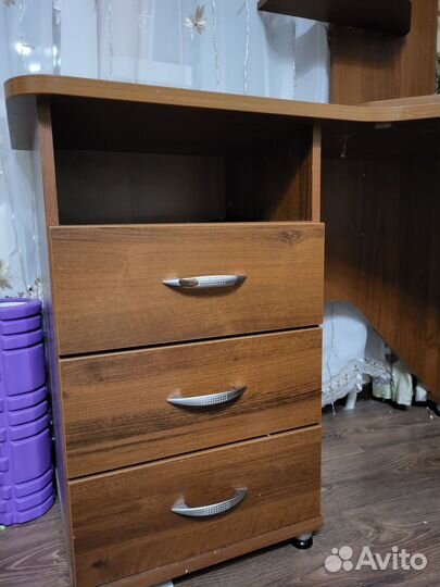 Угловой письменный стол