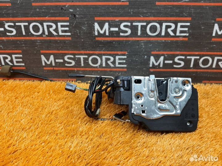 Замок двери передний левый Mercedes-Benz C-Class