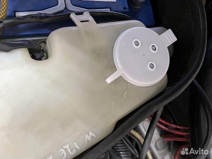 Крышка бачка омывателя Мерседес W126/123/210