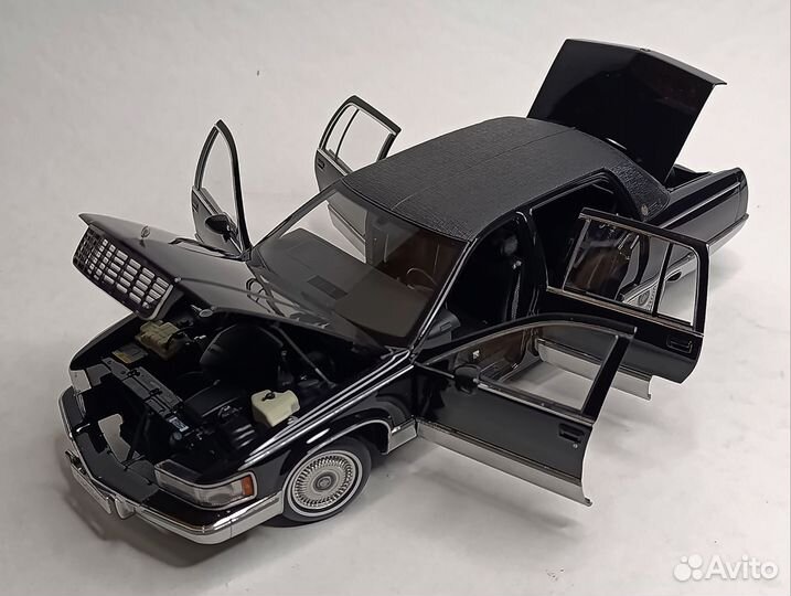 Cadillac Fleetwood Black 1:18 Xiaoguang Models