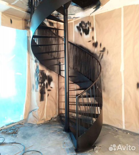 Винтовая лестница на металлокаркасе на заказ