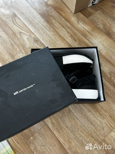 Кроссовки женские