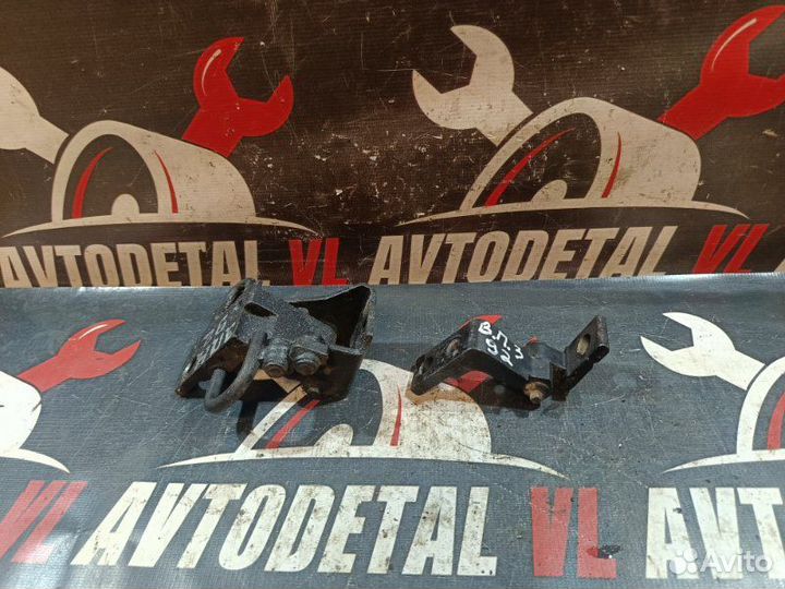 Петли двери задние правые Volkswagen Jetta/Bora