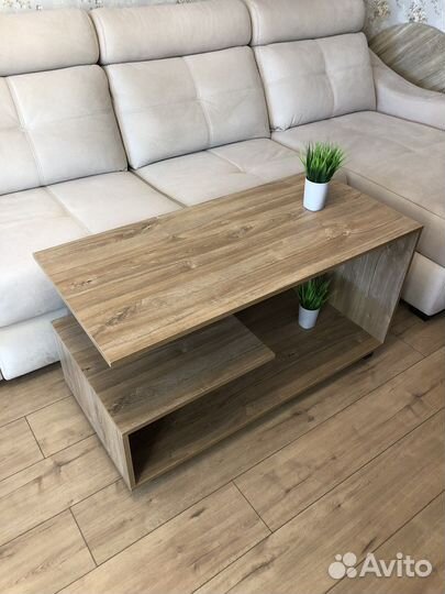 Стол журнальный на колесах новый