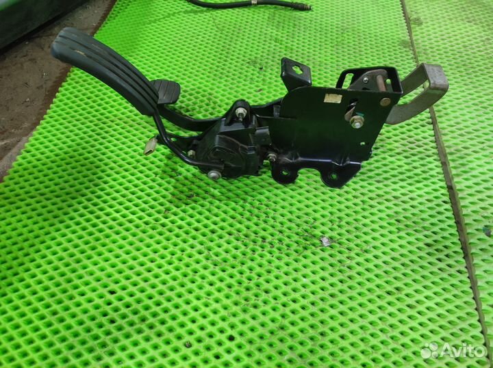 Renault Megane 2 Педаль тормоза