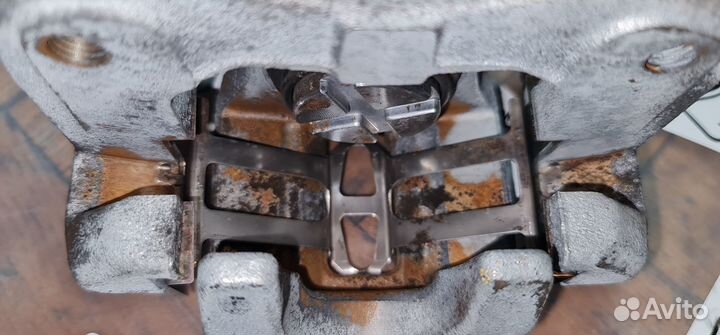 Суппорт задний левый тормозной Honda Civic 4D