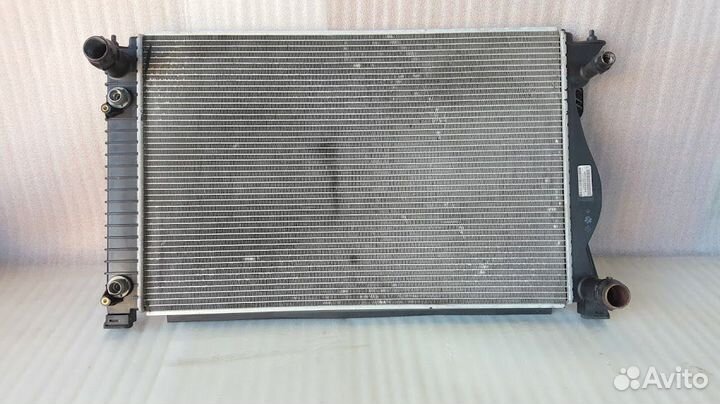 Радиатор охлаждения двигателя Audi A6 C6 Avant