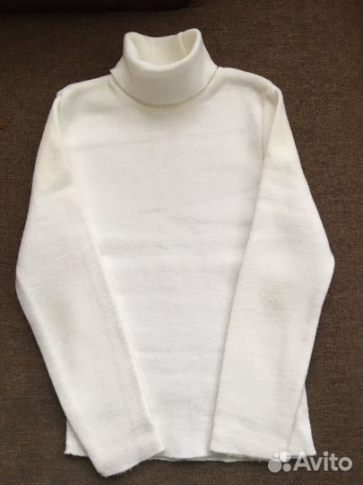 Свитерочки на девочку на 4-6 лет в отличном состоя