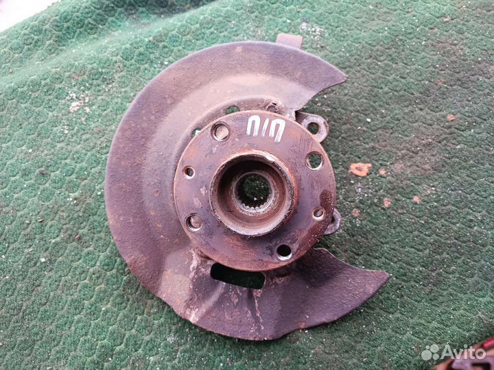 Поворотный кулак правый Лада Калина 1 2006 г