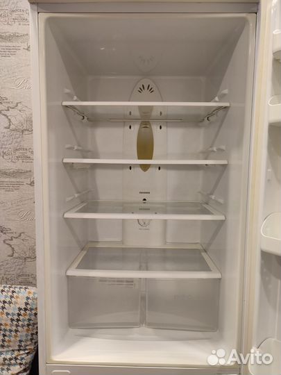 Холодильник LG в хорошем состоянии