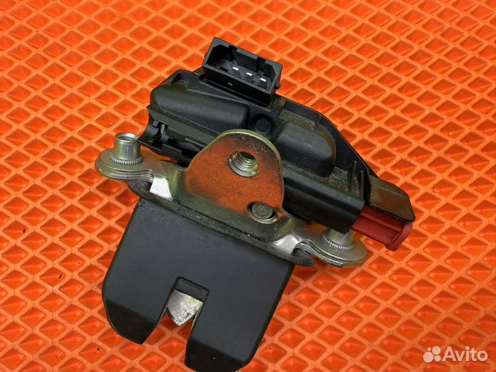 Замок крышки багажника Volkswagen Polo 5 седан