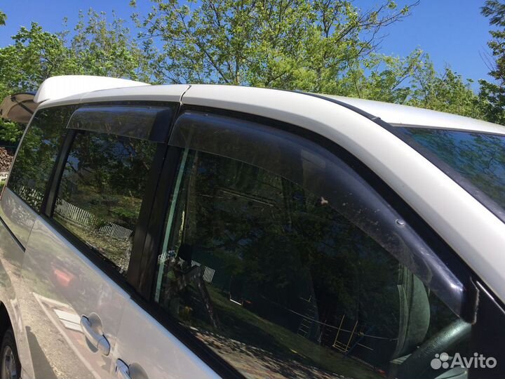 Ветровик передний Noah Voxy 60 2002