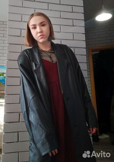 Черный кожаный ретро плащ