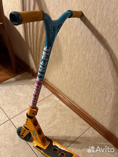 Трюковой самокат Micro Trixx 2.0