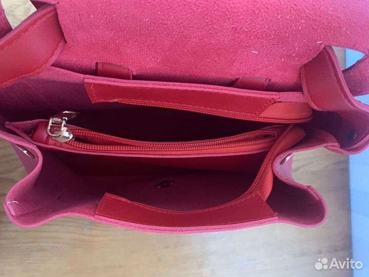 Модный яркий красный рюкзак
