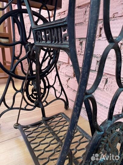 Столик на станине швейной машинки Singer