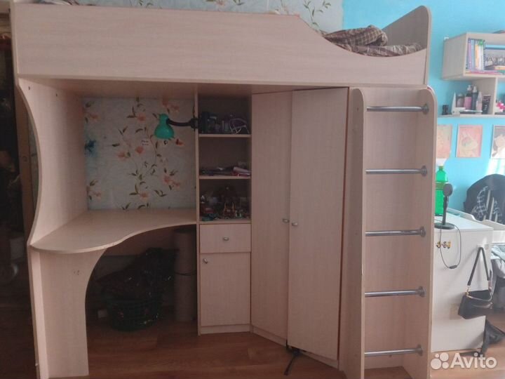 Детская кровать чердак со столом и шкафом,б/у