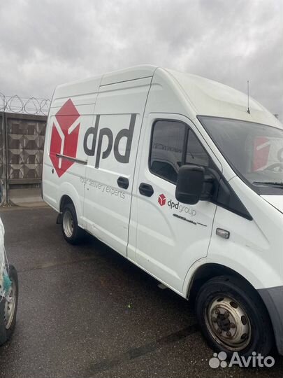 Водитель на своем грузовом автомобиле