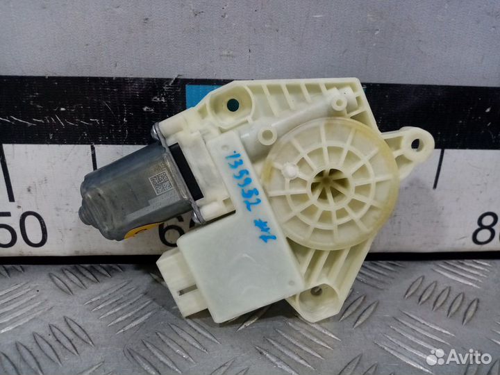 Б/У Моторчик стеклоподъемника задний правый#001