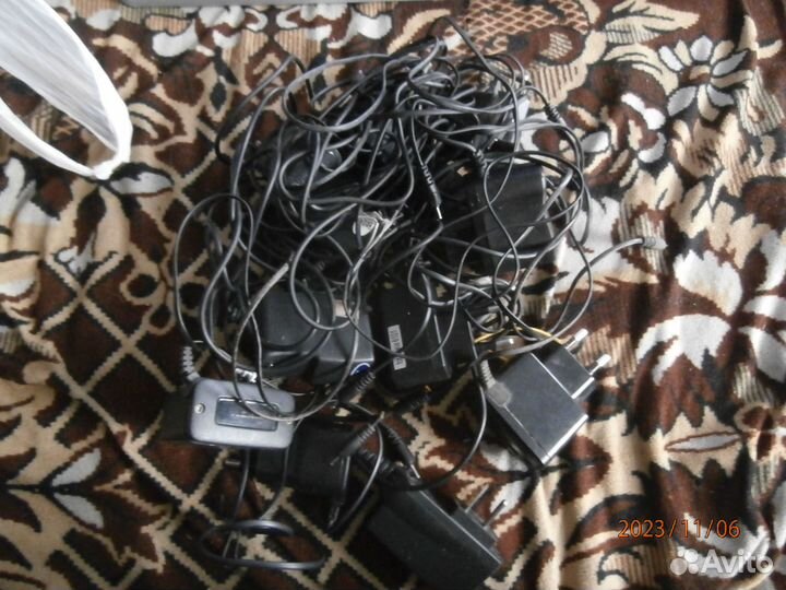 84 зарядных устройства для старых телефонов