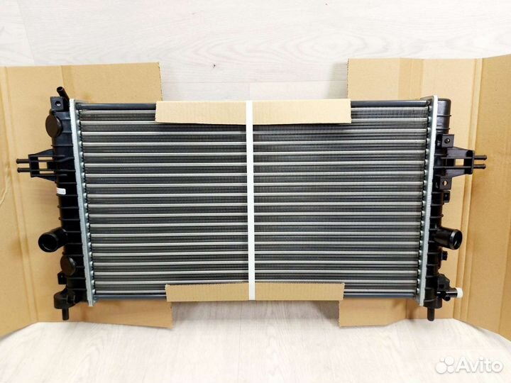 Радиатор охлаждения Opel Astra H. 2004-2014