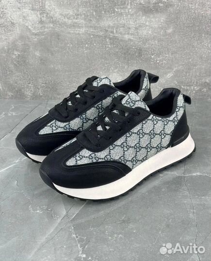 Кроссовки женские