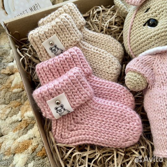 Вязаный зайка и носки