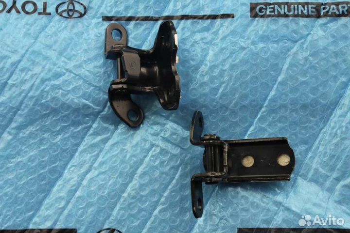 Петля двери Тойота Аурис 06-18 задняя L