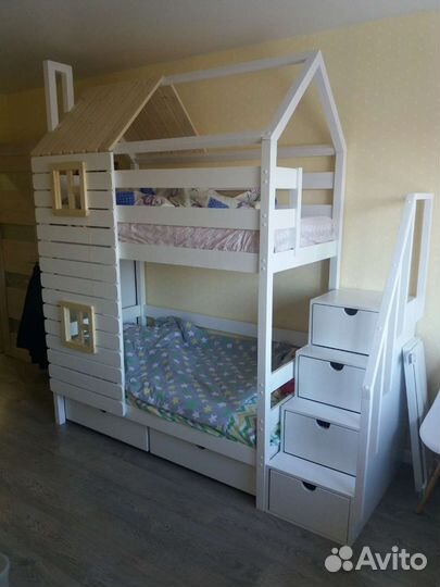 Двухъярусная кровать домик
