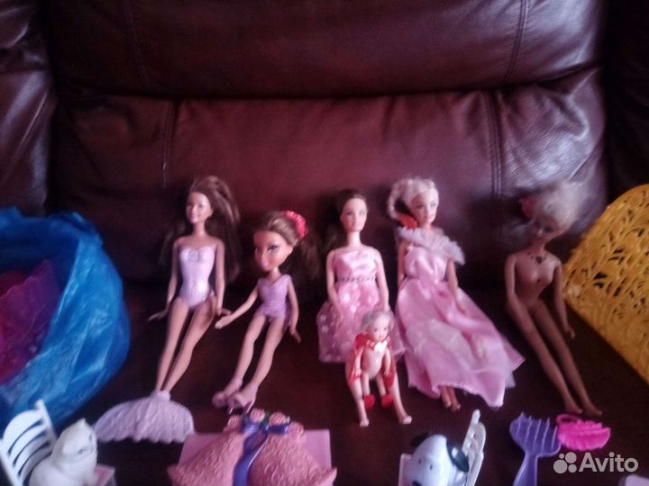Набор кукол с одеждой и мебелью