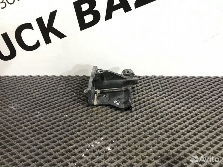 Кронштейн спойлера кабины правый