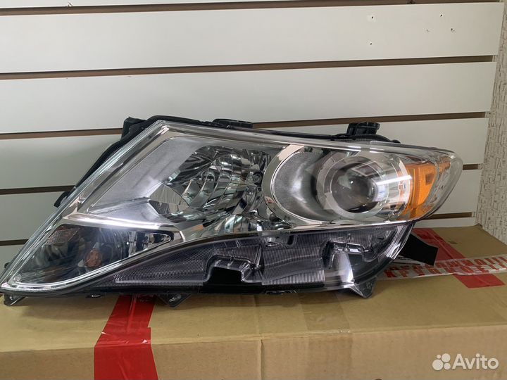 Фара левая Toyota Venza 2009-2017 галоген