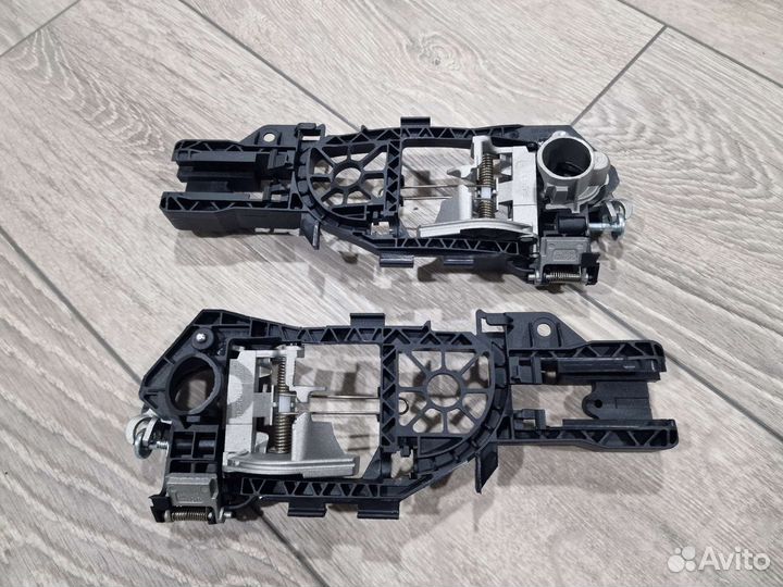 Кранштейн передней ручк двери Volkswagen Passat B6