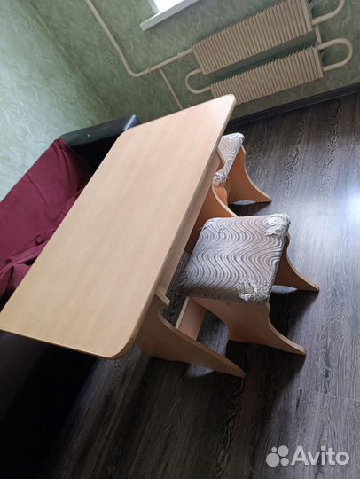 Стол и табуретки