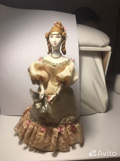 Кукла фарфоровая