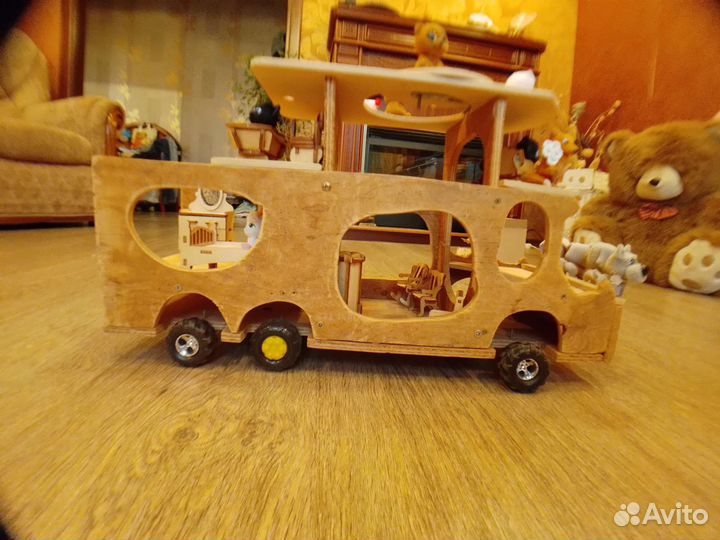 Игрушечный дом на колёсах