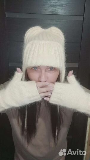 Шапка вязанная с митенками