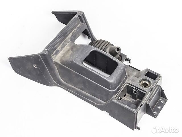 Консоль центральная Mitsubishi Pajero 2