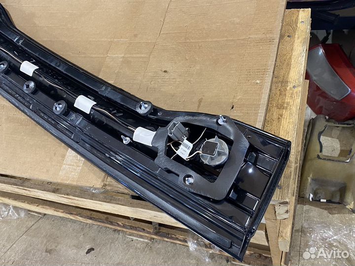 Фонарь крышки багажника dodge charger 10-14