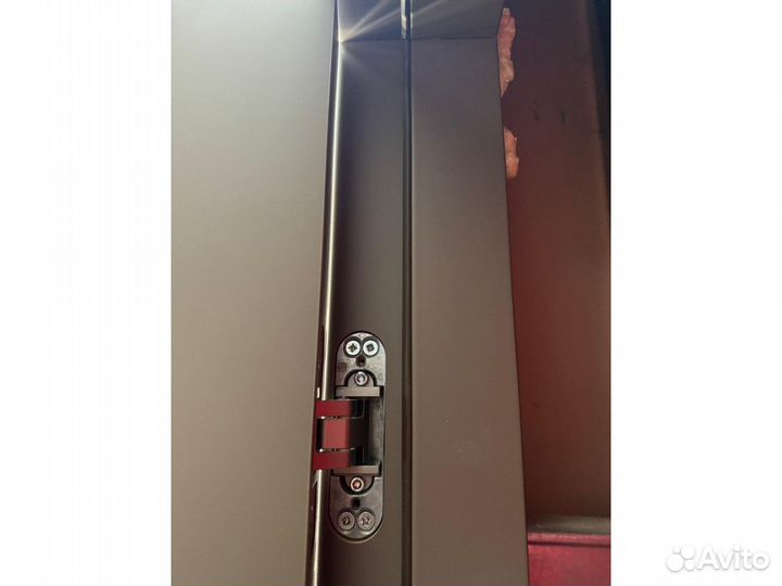 Красная дверь дерево выставочный образец