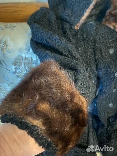 Шуба из каракуля черная, отделка норкой